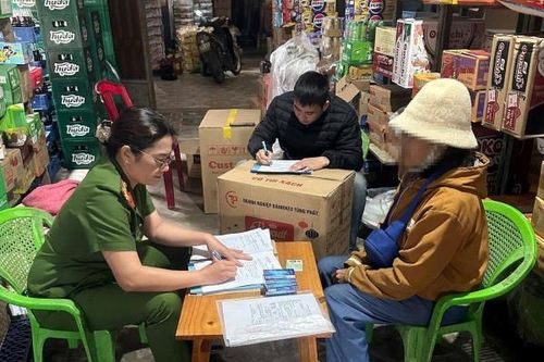 Tạm giữ hàng 'mù' nguồn gốc