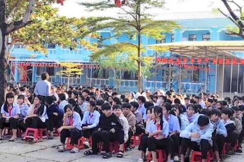 Gần 2.000 học sinh được tuyên truyền phổ biến pháp luật dưới cờ