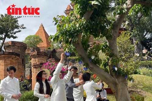 Trồng cây hạnh phúc tại Tháp Bà Ponagar lan tỏa giá trị Vietnam Happy Fest 2025