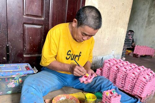 Thành phố Huế: Làng Địa Linh rộn ràng làm tượng ông Táo đón Tết