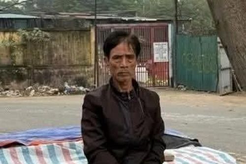 Lẻn vào nhà dân, trộm bóng đèn cây