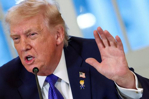 Làn sóng hoài nghi bủa vây ông Trump