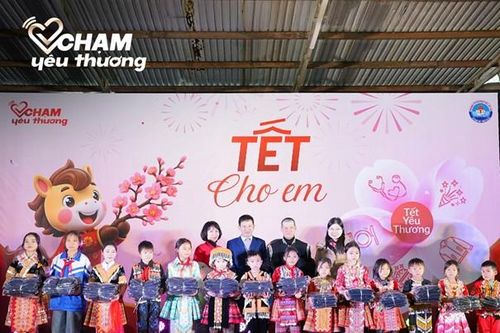 Hơn 400 học sinh vùng cao Trạm Tấu đón Tết sớm cùng Quỹ Chạm Yêu Thương