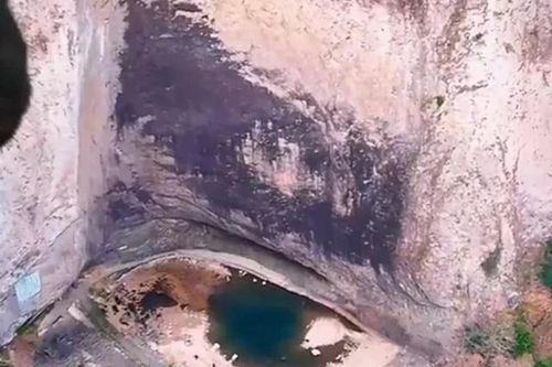 'Mắt rồng' bí ẩn bất ngờ xuất hiện giữa vách đá