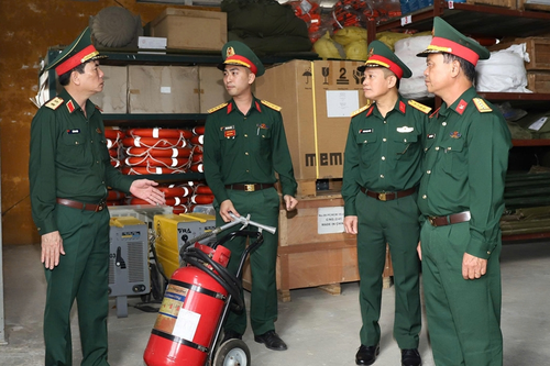 Thủ trưởng Tổng cục Hậu cần - Kỹ thuật kiểm tra sẵn sàng chiến đấu Kho J258 và K182