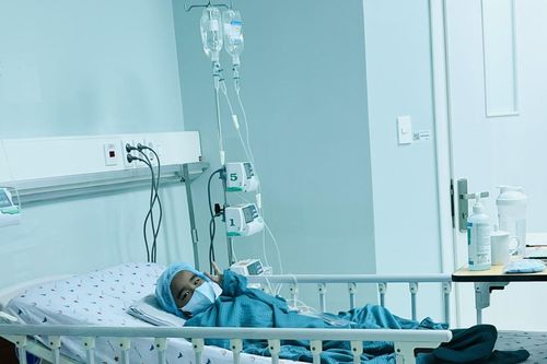 Bé trai người Mông suy tủy vô căn nặng được ghép tế bào gốc từ anh trai 10 tuổi