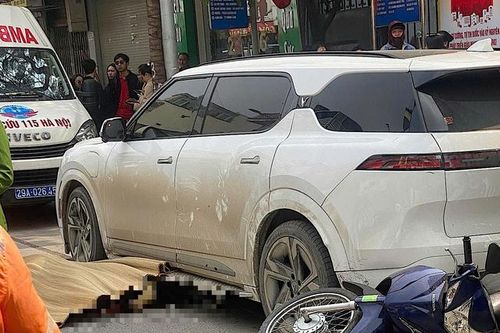 Hà Nội: Ô tô đi lùi trên phố Khâm Thiên gây tai nạn nghiêm trọng