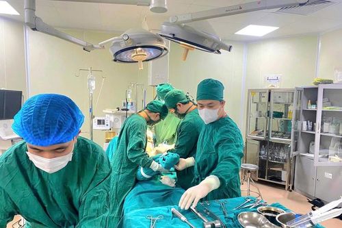 Ca mổ 'đặc biệt' cứu cụ bà 101 tuổi bị gãy liên mấu chuyển xương đùi