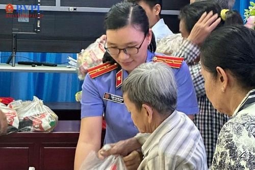 VKSND Khu vực 4 tỉnh Đồng Tháp trao gửi 'Xuân yêu thương' đến bà con nghèo