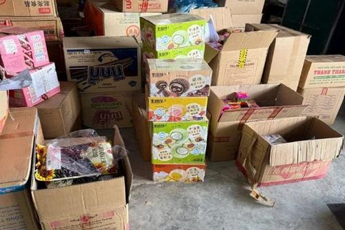 Tiêu hủy gần 300kg bánh kẹo không rõ nguồn gốc ở Khánh Hòa