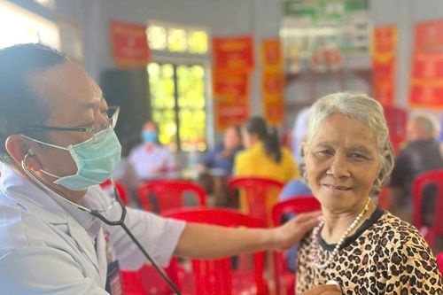 Khám, cấp phát thuốc miễn phí cho 400 người dân xã Bình Điền