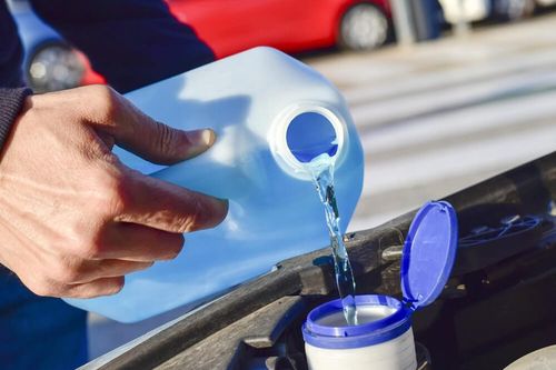 Dùng nước máy thay nước rửa kính ô tô: Tiết kiệm nhỏ, rủi ro lớn