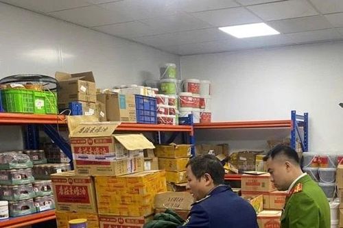 Phát hiện 1,5 tấn nguyên liệu thực phẩm không rõ nguồn gốc
