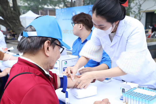 Hơn 1.000 người cao tuổi Thủ đô được khám bệnh, tư vấn sức khỏe miễn phí