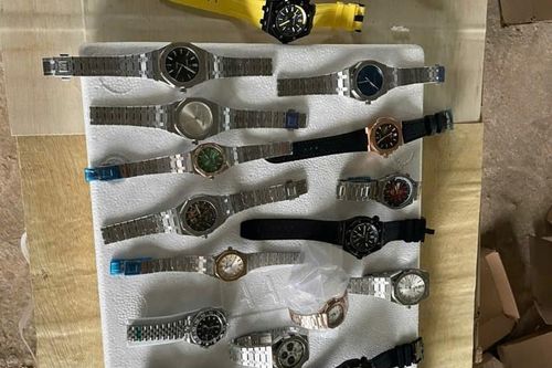 Thu giữ gần 900 đồng hồ nghi giả nhãn hiệu Patek Philippe, Rolex