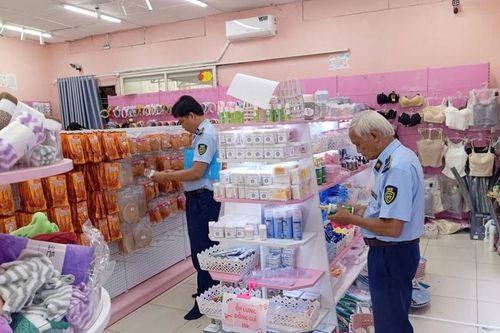 Quản lý thị trường Vĩnh Long: Tiêu hủy hơn 880 sản phẩm mỹ phẩm, thực phẩm không rõ nguồn gốc