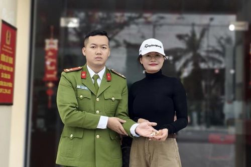 Công an Hà Tĩnh trao trả nhẫn vàng cho người dân đánh rơi