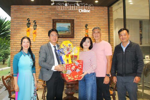 Phó Chủ tịch Thường trực UBND tỉnh Nguyễn Long Biên thăm, chúc Tết gia đình các đồng chí nguyên lãnh đạo tỉnh đã từ trần