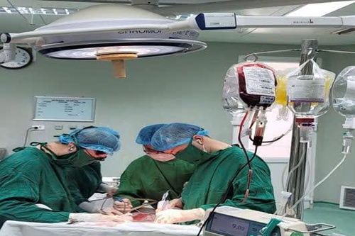 Báo động đỏ liên viện cứu nam thanh niên vỡ gan, sốc mất máu nguy kịch