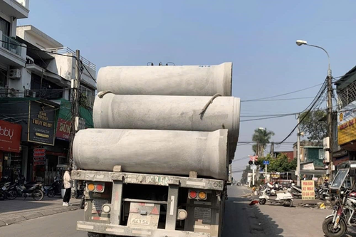 Hà Nội: Xử phạt tài xế xe đầu kéo chở ống cống chằng buộc không bảo đảm an toàn