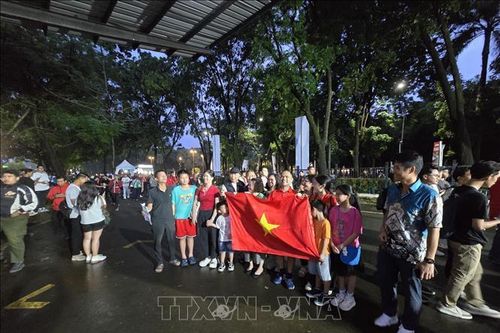 Cổ động viên đội mưa 'tiếp lửa' cho đội tuyển Futsal Việt Nam