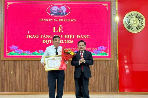 Đảng ủy xã Khánh Sơn gặp mặt kỷ niệm Ngày thành lập Đảng, trao Huy hiệu Đảng cho đảng viên