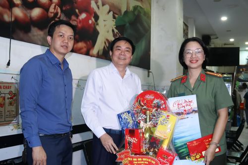 Phó Chủ tịch Thường trực HĐND tỉnh Khánh Hòa Lữ Thanh Hải chúc Tết các gia đình cán bộ chủ chốt của tỉnh đã từ trần