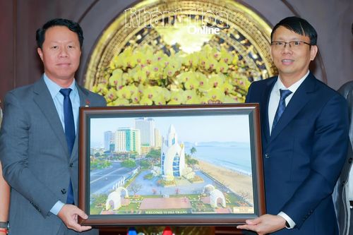 Lãnh đạo UBND tỉnh Khánh Hòa tiếp đoàn công tác tỉnh Stung Treng, Vương quốc Campuchia
