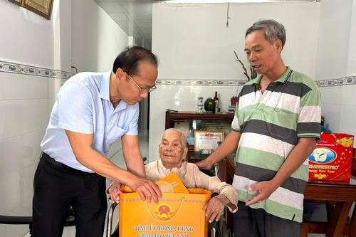 Phó Bí thư Tỉnh ủy Nguyễn Khắc Hà thăm, tặng quà Tết người có công với cách mạng
