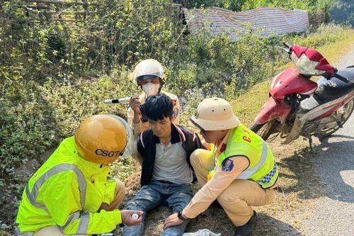 Đội Cảnh sát giao thông đường bộ số 4 liên tiếp lập công trong những ngày giáp tết