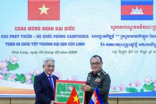 Đoàn công tác Bộ Quốc phòng Vương quốc Campuchia thăm và chúc Tết tại Trường Đại học Cửu Long