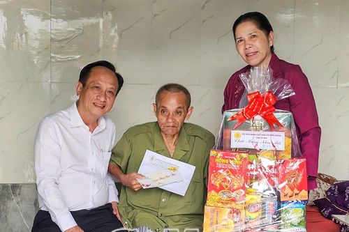 Mang Tết đến với nạn nhân chất độc da cam