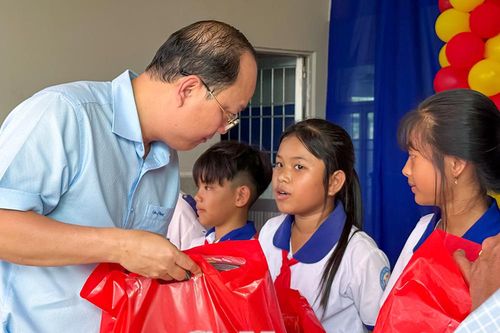 'Xuân sẻ chia - Tết yêu thương' đến với thiếu nhi xã Vĩnh Phước