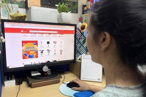 Người Việt 'chốt đơn' online, chuộng hàng nội