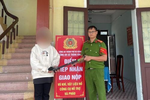 Giao nộp 'hàng nóng'!