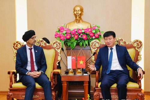 Đồng chí Chủ tịch UBND tỉnh Trần Huy Tuấn tiếp xã giao Đại sứ đặc mệnh toàn quyền nước Cộng hòa Singapore tại Việt Nam