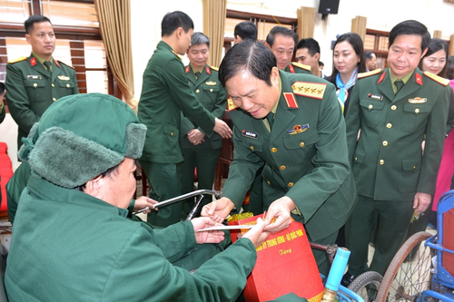Đại tướng Nguyễn Tân Cương thăm, chúc Tết một số cơ quan, đơn vị trên địa bàn tỉnh Ninh Bình