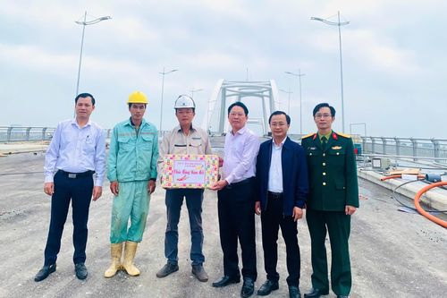 Lãnh đạo xã Quảng Ninh thăm, chúc Tết các đơn vị, doanh nghiệp