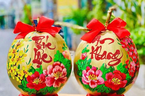 Vợ chồng giáo viên 'múa cọ' lên trái dừa, thức trắng đêm làm nghề lạ mỗi dịp Tết