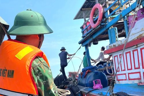 Đồn Biên phòng Nhật Lệ hỗ trợ kéo tàu cá ra khỏi vùng mắc cạn