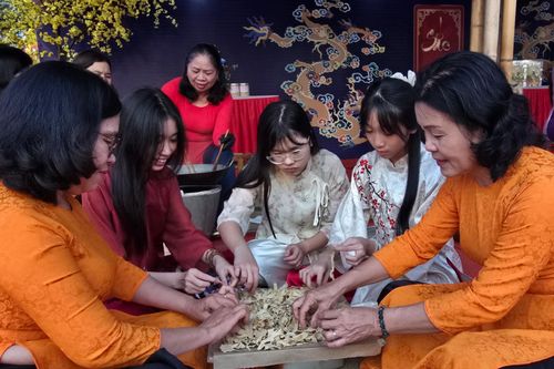 Chạm sắc vị Tết Kinh kỳ