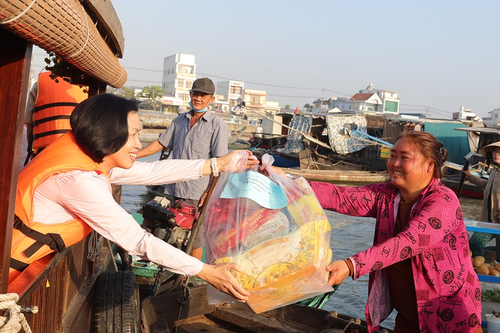 Cần Thơ: Thăm, tặng quà tiểu thương chợ nổi Cái Răng nhân dịp Tết