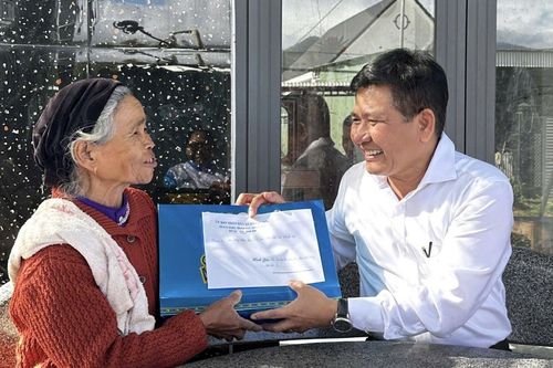 Xã Khánh Sơn thăm, tặng quà Tết cho người có công với cách mạng