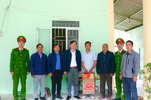 Xã Pa Tần thăm hỏi, tặng quà nhân dịp Tết Nguyên đán Bính Ngọ 2026