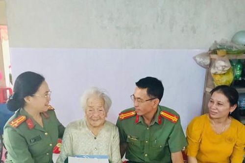 Ban Chuyên đề Công an TPHCM thăm, chúc Tết Mẹ Việt Nam Anh hùng