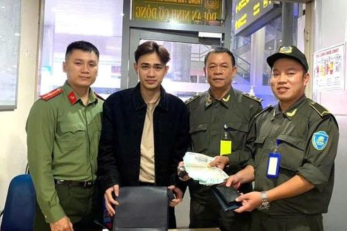 Trao trả túi xách chứa hơn 62 triệu đồng và đồng hồ cao cấp cho hành khách tại sân bay Đà Nẵng