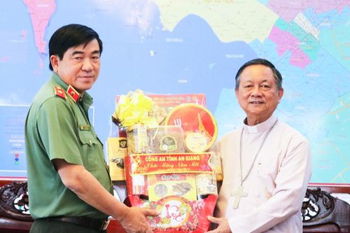 Thiếu tướng Nguyễn Văn Hận chúc tết các cơ sở tôn giáo trên địa bàn tỉnh An Giang