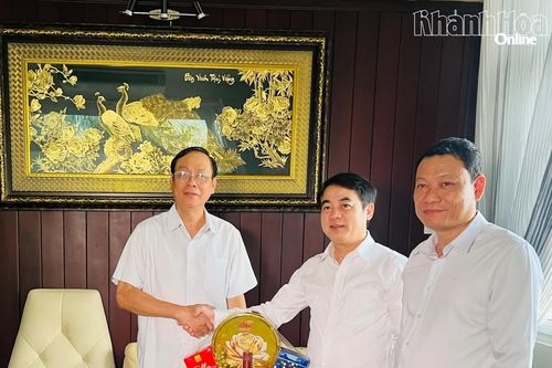 Bí thư Tỉnh ủy Khánh Hòa Nghiêm Xuân Thành thăm, chúc Tết gia đình các đồng chí nguyên lãnh đạo tỉnh