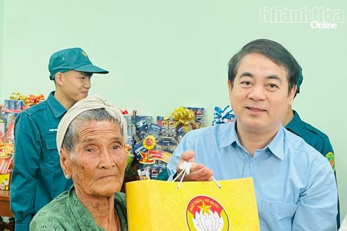 Bí thư Tỉnh ủy Nghiêm Xuân Thành trao quà Tết tại 2 xã Phước Dinh và Công Hải