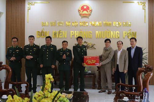 Đồng chí Chu Xuân Trường chúc tết Đồn Biên phòng Mường Pồn và các gia đình chính sách